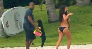 Camera ya paparazi yawanasa Kim Kardashian,Kanye West na mtoto wao wakijiachia beach